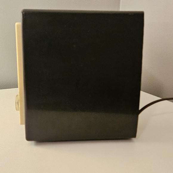 Vintage 1953 Northern Electric Baby Champ 5700 AM Radio - Picture 6 of 9